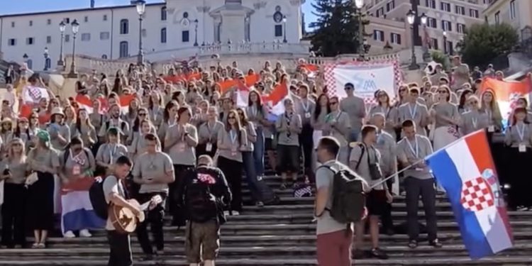 Mladi Hrvati u Rimu orili Thompsona: Zapanjeni, snimaju ih ljudi cijelog svijeta