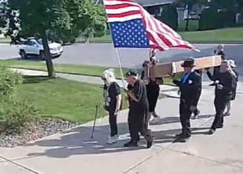 Mock pogrebna povorka uhvaćena na fotoaparatu cilja na privatno prebivalište kongresmena GOP -a