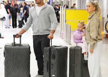 Molly -Mae Hague ne uspijeva podići osmijeh dok se priprema za ukrcavanje jet2 leta ispred najnovijeg glamurskog odmora s Tommyjem Furyjem i Bambijem – nakon što je influencer ‘Out of Touch’ tvrdio da je ‘cijelo ljeto nije učinila jednu zabavnu stvar’