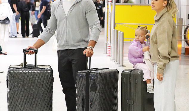 Molly -Mae Hague ne uspijeva podići osmijeh dok se priprema za ukrcavanje jet2 leta ispred najnovijeg glamurskog odmora s Tommyjem Furyjem i Bambijem – nakon što je influencer ‘Out of Touch’ tvrdio da je ‘cijelo ljeto nije učinila jednu zabavnu stvar’