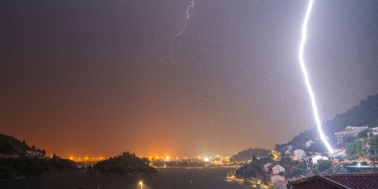 Munja pogodila kuću u Dalmaciji usred snažnog nevremena