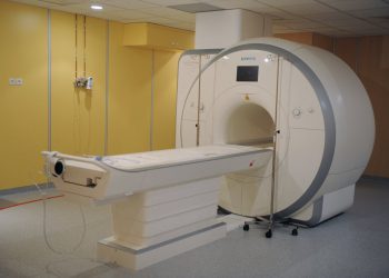 Muškarac iz Long Islanda u ogrlici od 9 kg metala umire nakon što je usisan u MRI stroj