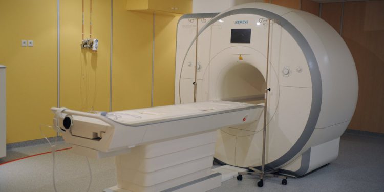 Muškarac iz Long Islanda u ogrlici od 9 kg metala umire nakon što je usisan u MRI stroj