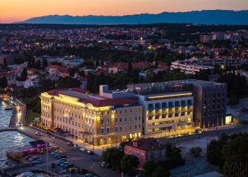 NOVA TURISTIČKA ATRAKCIJA Policija ispred hotela u Zadru pohapsila trojicu lopova