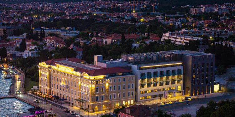 NOVA TURISTIČKA ATRAKCIJA Policija ispred hotela u Zadru pohapsila trojicu lopova