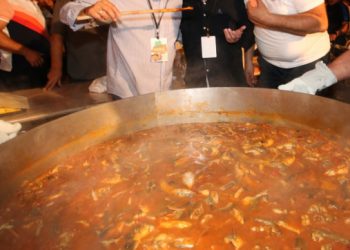 Na Brudetijadu u Neretvi stigao Stevo Karapandža: Uspoređuju ga s Jamie Oliverom, a on se ni rodio nije kad je Karapandža imao ‘cooking show’