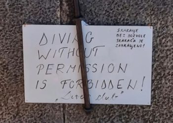 Na Starom mostu osvanula tabla sa zabranom skokova bez dozvole Kluba skakača