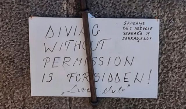 Na Starom mostu osvanula tabla sa zabranom skokova bez dozvole Kluba skakača