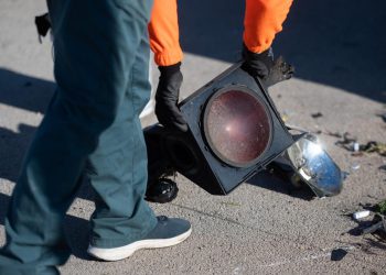 Na cesti kod Jasenica 80-godišnji vozač udario u zaustavljeno vozilo, teško ozlijeđena 76-godišnjakinja iz drugog automobila