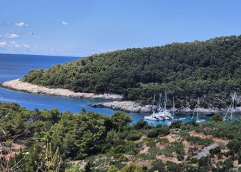 Na ilegalnom sidrištu tjeraju vas da jedete kod njih ili vas otjeraju, a ugrožena je i sigurnost kupača!