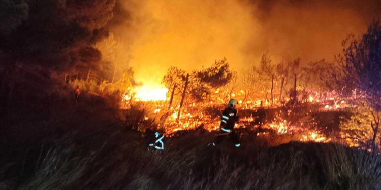 Na trebinjskom području i dalje divljaju požari, zasad nema opasnosti ali opreza nikad dosta. Evo što kaže zapovjednik JVP Dubrovački vatrogasci