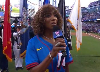 Nacionalna himna u MLB Home Run Derby Sparks Fanzy Frenzy godinu dana nakon pjevačevog ‘pijanog’ nastupa