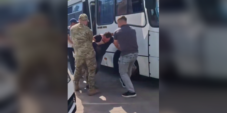 Nacrt službenika koji brutaju regrute u Ukrajini (videozapisi) – RT Rusija i bivši Sovjetski Savez