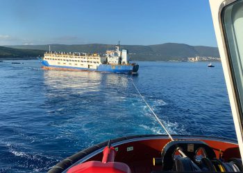 Nakon više od 16 mjeseci iz Raškog zaljeva odsukan broda Deala i dotegljen u plutajući dok