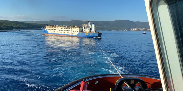 Nakon više od 16 mjeseci iz Raškog zaljeva odsukan broda Deala i dotegljen u plutajući dok