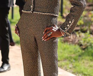 Naomi Campbell, 55, izgleda bez napora u odijelu s tweedom, dok se pridružuje Gracie Abrams i Lorde na izložbi Chanel Paris Fashion Week Show