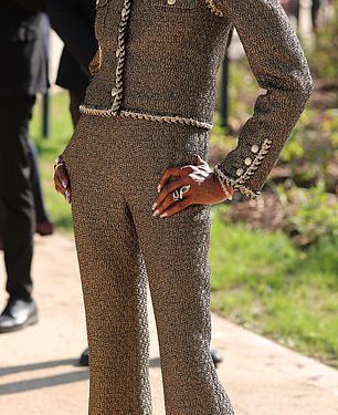 Naomi Campbell, 55, izgleda bez napora u odijelu s tweedom, dok se pridružuje Gracie Abrams i Lorde na izložbi Chanel Paris Fashion Week Show