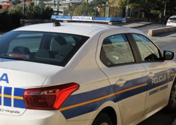 Napad na policijsko vozilo na Mljetu: Slomljena šoferšajba ispred postaje