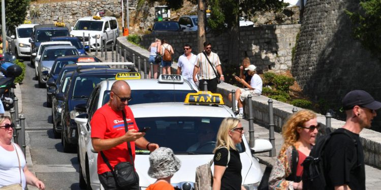 Napeto među taksistima: ‘Mi legalni obrtnici stavljeni smo na ‘čekanje’, nije u redu…’ Iz Grada danas novost: evo tko je dobio propusnicu!