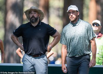 Naravno s Kelces: Travis i Jason sudov piva, Dodge medvjedi i bore se za ptičice … Ali Taylor Swift nema znaka – ipak!