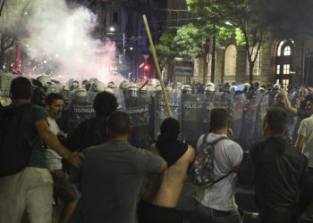 Nastavljaju se sukobi u Srbiji: Privedeni profesori, na ulicama barikade