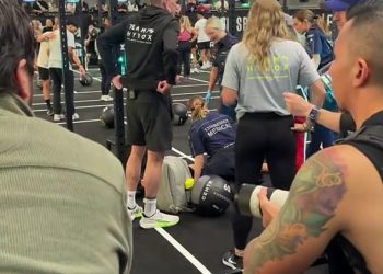Natjecatelj na događaju Aussie Fitness razbijen je za ‘pseći čin’ sa svojom nevolji