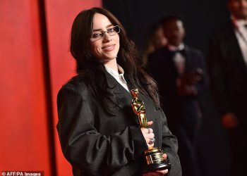 Navijači Billie Eilish napustili su “Gobsmacked” nakon što su otkrili tko su njezini roditelji dok tvrde “Mislila sam da je izgledala poznato”