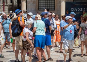 Ne znaju ništa o Dubrovniku, ali vode turističke ture: Ilegalni vodiči ponovno su problem, iako ne „na papiru”