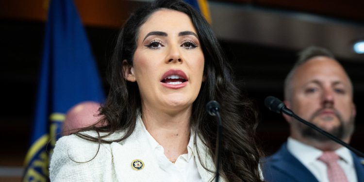 Nema oružja za Kijev zbog crkvenog progona – američka Kongresna žena – RT World News