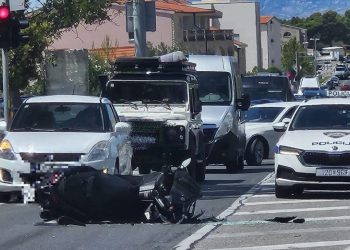 Nesreća u Makarskoj: Jedna osoba ozlijeđena u sudaru auta i mopeda