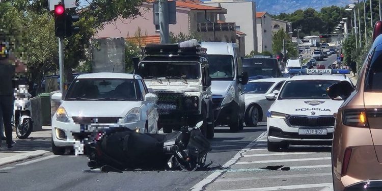 Nesreća u Makarskoj: Jedna osoba ozlijeđena u sudaru auta i mopeda