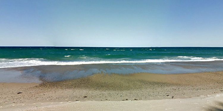 Nestali australski surfer pronađeni živ na otočnim miljama od obale nakon potrage