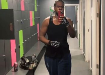 Netflixova vrhunska dječačka zvijezda izgleda neprepoznatljivo u gubitku kilograma koji ispuštaju čeljusti, otkrivaju samo nekoliko mjeseci nakon što se odvaja od djevojke sa zvijezdom