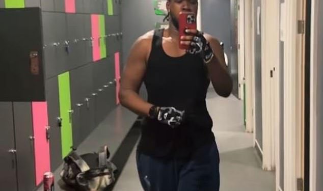 Netflixova vrhunska dječačka zvijezda izgleda neprepoznatljivo u gubitku kilograma koji ispuštaju čeljusti, otkrivaju samo nekoliko mjeseci nakon što se odvaja od djevojke sa zvijezdom