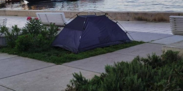 Netko je nasred splitske rive razapeo