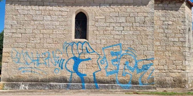 Netko je plavom bojom išarao crkvicu u Rovinju