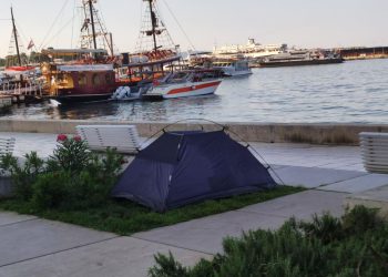 Netko je razapeo šator na sred splitske Rive