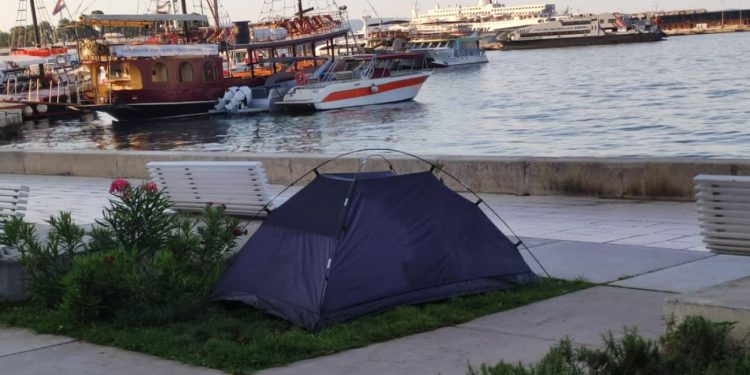 Netko je razapeo šator na sred splitske Rive