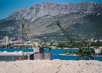 Nevrijeme oštetilo Sjevernu luku Split: Dizalica završila u moru, brod oštećen