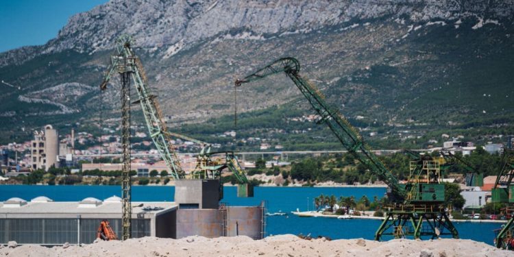 Nevrijeme oštetilo Sjevernu luku Split: Dizalica završila u moru, brod oštećen