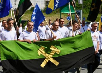 Nezadovoljni rudari pred zgradom Vlade FBiH traže isplatu zaostalih plaća