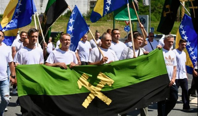 Nezadovoljni rudari pred zgradom Vlade FBiH traže isplatu zaostalih plaća
