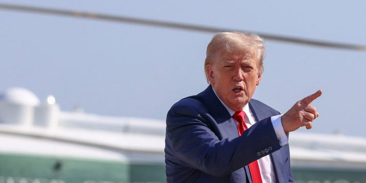 “Nikad nisam otišao na taj otok”, kaže Trump o Epsteinovom maloljetnom bijegu dok on govori novinarima da razgovaraju o Billu Clintonu