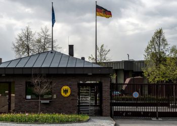 Njemačka ambasada ispričava se zbog iskrivljenja sovjetske zastave (fotografija) – RT Rusija i bivši Sovjetski Savez