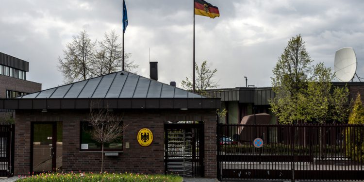 Njemačka ambasada ispričava se zbog iskrivljenja sovjetske zastave (fotografija) – RT Rusija i bivši Sovjetski Savez