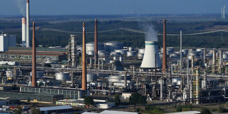 Njemački grad želi rusko naftu – Politico – RT World News