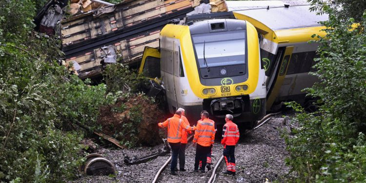Njemački pad vlaka: Sve što znamo nakon što je skretanje ubijalo tri, a ozlijedi desetine