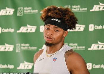 Njujorški napadač Justin Fields srušio se s terena s ozljedom nogu u trening kampu Jets