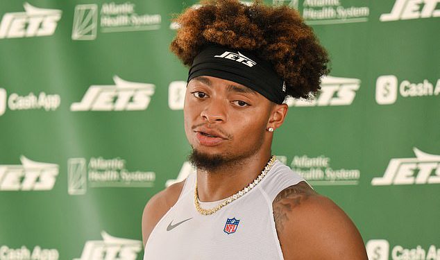 Njujorški napadač Justin Fields srušio se s terena s ozljedom nogu u trening kampu Jets