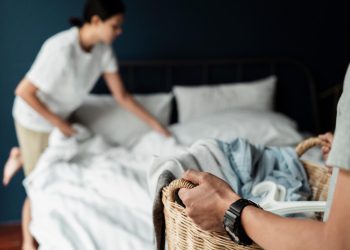 Noćna mora svakog iznajmljivača: Kako skinuti žute fleke od krema i losiona za sunčanje s posteljine? Evo savjeta!
